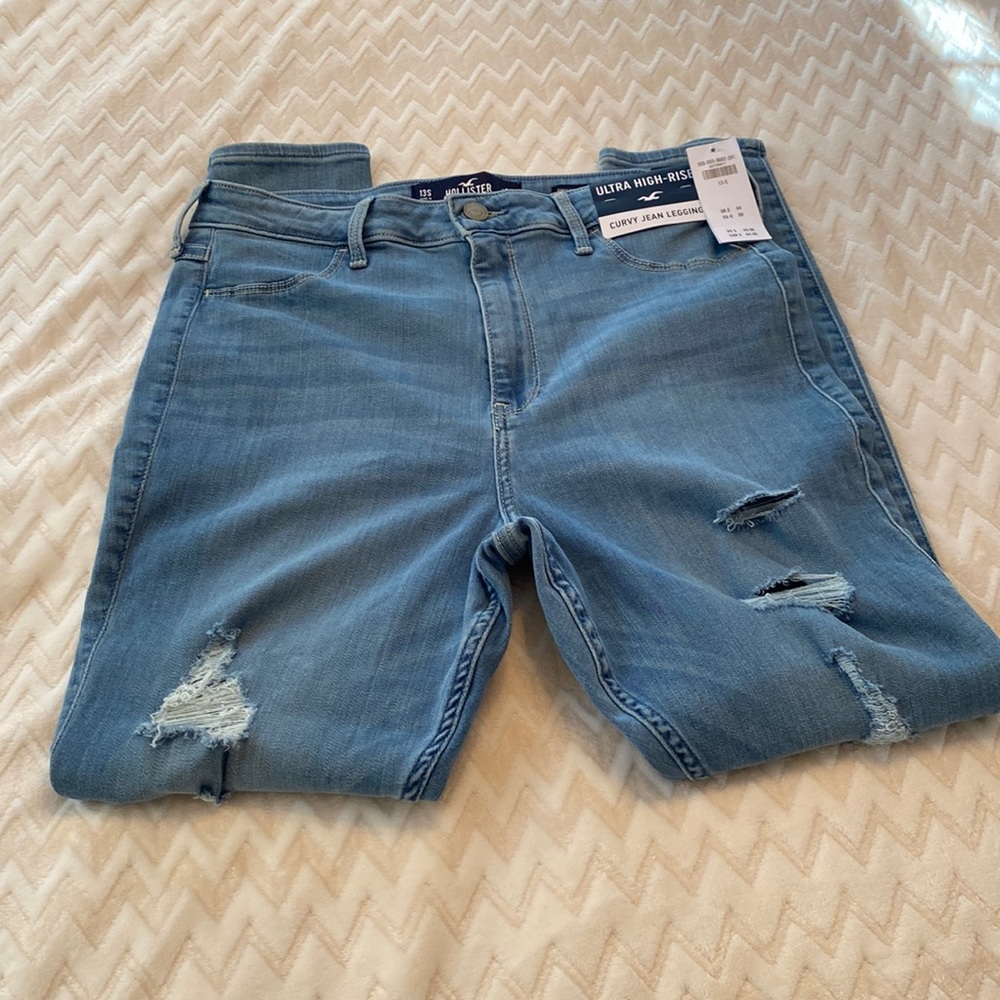 Hollister ultra high rise curvy jeans, 31.. sold out on line🤬